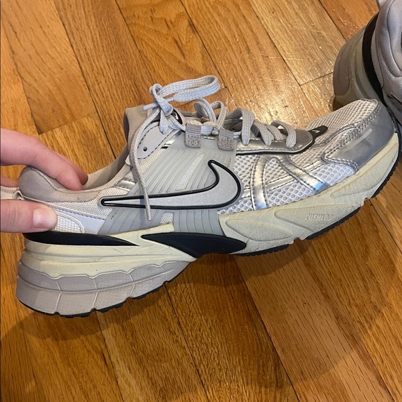 Nike Metallic Silver V2K RUN SHOES - Picture 2 of 4